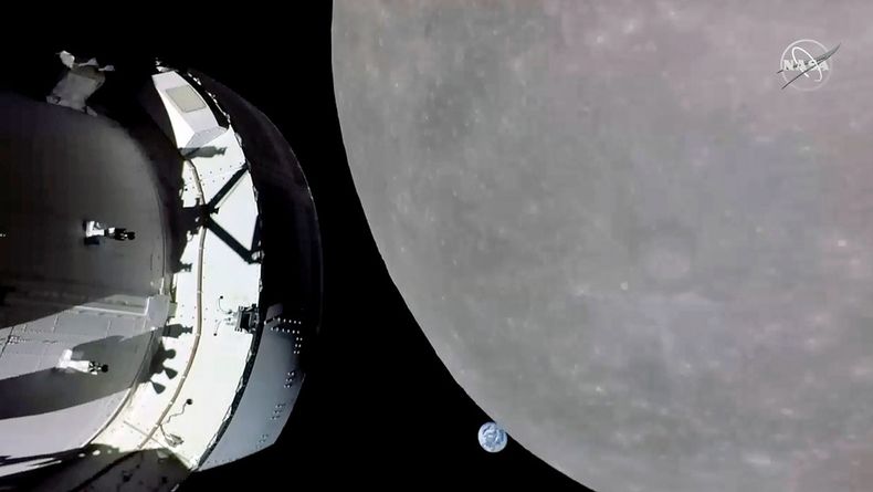 La imagen muestra la cápsula Orión acercándose a la Luna.