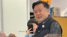 Alejandro Kim votó en el barrio de Flores.