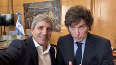 Luis Caputo junto a Javier Milei.