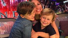 Pampita llevó a sus hijos a la grabación de Showmatch. Pampita llevó a sus hijos a la grabación de Showmatch.