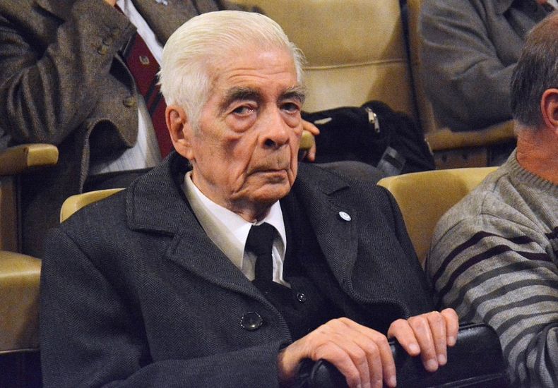Luciano Benjam&iacute;n Men&eacute;ndez fue el militar con m&aacute;s condenas a prisi&oacute;n perpetua en la historia argentina, por su responsabilidad en cr&iacute;menes de lesa humanidad durante la &uacute;ltima dictadura c&iacute;vico-militar. Recibi&oacute; 13 condenas a perpetua. Muri&oacute; en 2018.