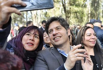 Axel Kicillof con vecinas de Lomas de Zamora.