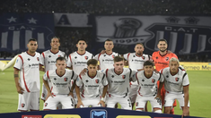 Gabriel Arias debió abandonar el campo tras sufrir una fractura en su pierna izquierda. Gabriel Arias debió abandonar el campo tras sufrir una fractura en su pierna izquierda.