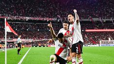 Maxi Salas y un guiño al Matador. Maxi Salas y un guiño al Matador.