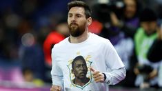 Messi lució la remera en homenaje a Pelé. Messi lució la remera en homenaje a Pelé.