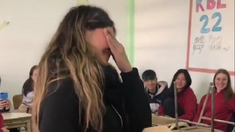 La joven no pudo contener las lágrimas. La joven no pudo contener las lágrimas.