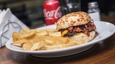 El bodegón barato cerca de Buenos Aires que hace un sándwich con parmesano, palta, limón, tomate y albahaca. El bodegón barato cerca de Buenos Aires que hace un sándwich con parmesano, palta, limón, tomate y albahaca.