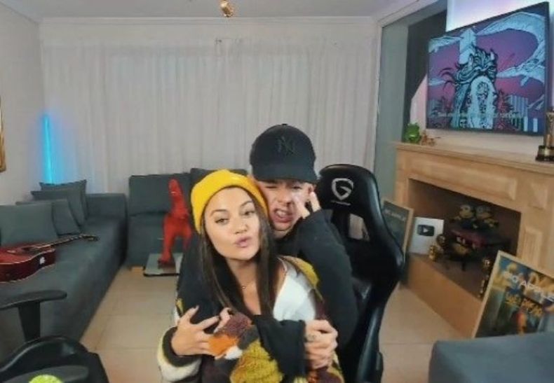 Jujuy Jiménez junto al streamer Oky.