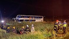 Al menos una persona murió y otras 14 resultaron heridas tras el accidente de un micro en Ruta 2. Al menos una persona murió y otras 14 resultaron heridas tras el accidente de un micro en Ruta 2.