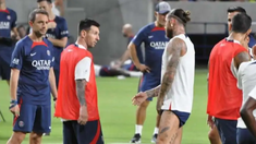 El cruce entre Messi y Ramos en la práctica de PSG en Japón. El cruce entre Messi y Ramos en la práctica de PSG en Japón.