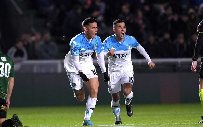 Rojas festeja el 1-0 junto a Miranda.