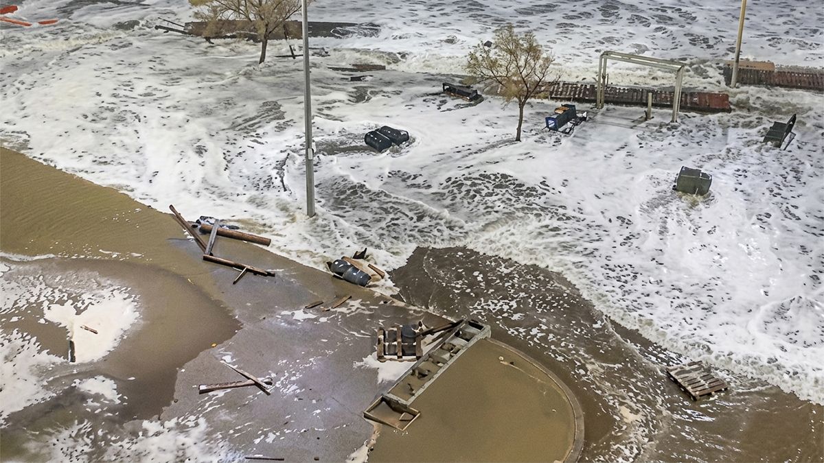 El ciclón extratropical llegó a la Costa Atlántica: generó olas de hasta 7 metros e importantes destrozos