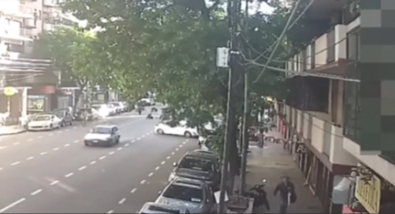Una cámara de seguridad grabó el momento del impacto.&nbsp;