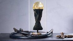 El artista ruso Andrei Molodkin creó La copa más sucia para denunciar la corrupción en la elección de la sede del Mundial Qatar 2022.