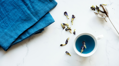 El té azul contiene antioxidantes que fortalecen el sistema inmunológico y mejoran la salud cardiovascular.