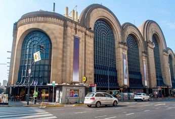 El imponente Mercado de Abasto, reconvertido en shopping.