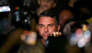 Veriones cruzadas sobre el paradero de Flávio Bolsonaro.