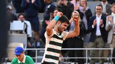 El español festeja la victoria, detrás se lamenta su rival. El español festeja la victoria, detrás se lamenta su rival.