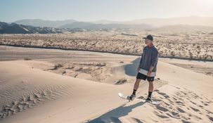 El sandboard es una de las actividades que se pueden hacer en las dunas de playas bonaerenses y otras regiones argentinas.
