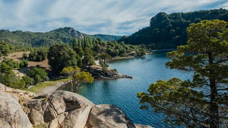 El lago Aluminé, con sus playas de arena blanca y sus aguas turquesas, invita a deleitarse con actividades como la natación, la pesca, la navegación y el kayak