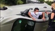 Pulga Rodríguez saliendo del auto tras rescatar a la conductora.