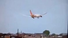 El avión logró llegar a 265 pies, es decir, 190 metros de altura antes de caer.