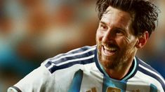 Lionel Messi con la nueva camiseta de la Selección argentina. Lionel Messi con la nueva camiseta de la Selección argentina.