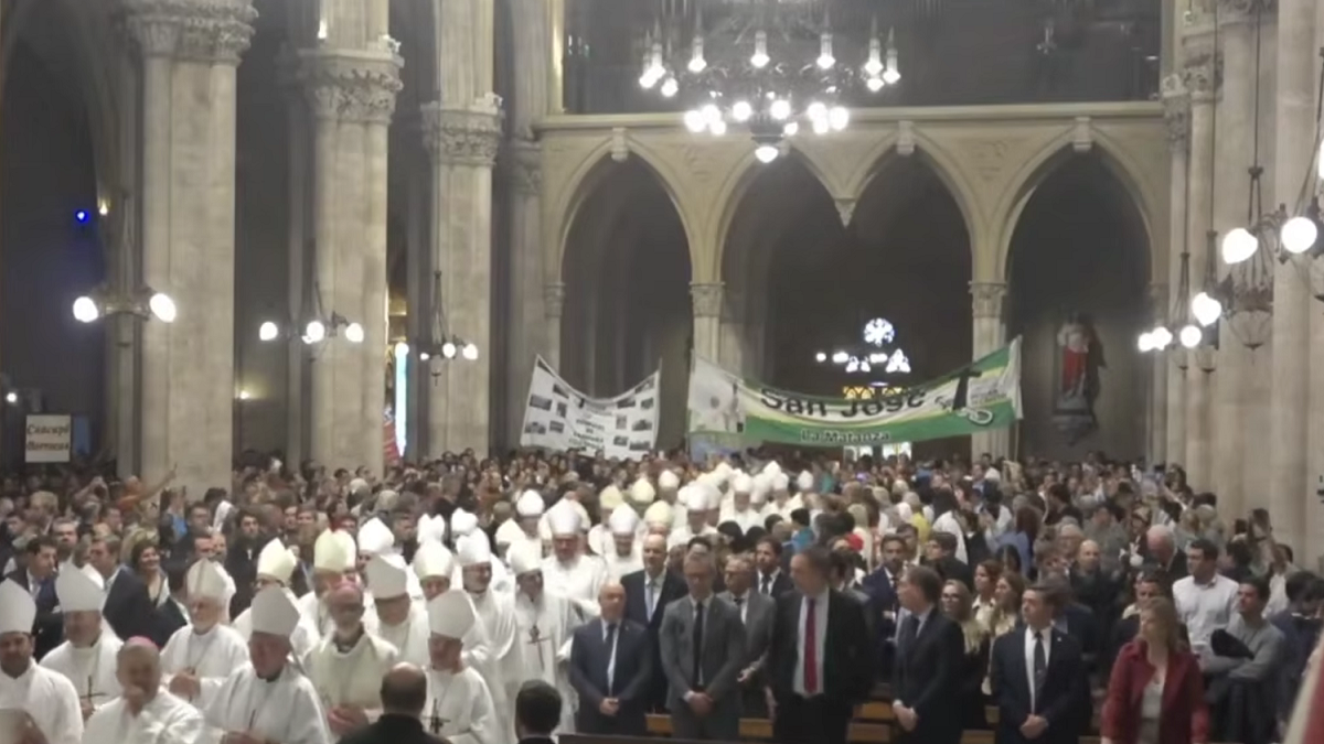 Manuel Adorni y Axel Kicillof participan de una misa en Luján a un año de la muerte del papa Francisco