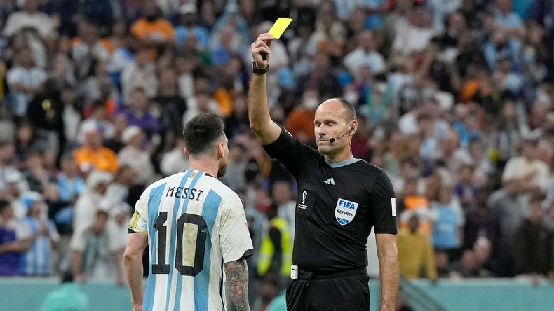 El árbitro español Matheu Lahoz no seguirá dirigiendo en el Mundial de Qatar.
