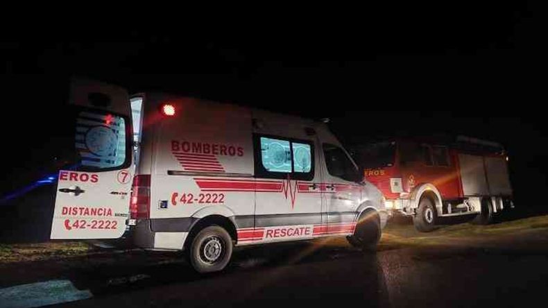 Personal del Destacamento Torres, Bomberos Voluntarios de Luján y peritos de la Policía Científica en el operativo sobre la ruta 192. 