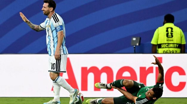 Messi pisó al defensor Mandi y no fue expulsado.
