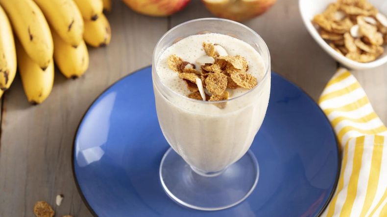 Los batidos de huevo y banana se destacan como una excelente fuente de proteínas, siendo particularmente beneficiosos para atletas, culturistas y aquellos que desean mejorar su rendimiento físico.