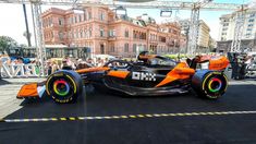 El McLaren que brilló en la Fórmula 1, frente a la Plaza de Mayo. El McLaren que brilló en la Fórmula 1, frente a la Plaza de Mayo.