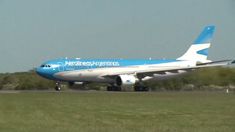 Javier Milei planea privatizar la aerolínea de bandera.