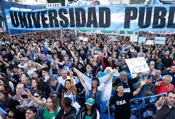 Docentes y no docentes reclaman una recomposición salarial del 33,4%.