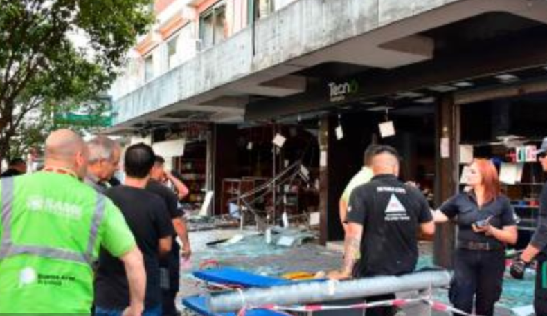 Investigan si el local comercial pudo haber tenido una fuga de gas.