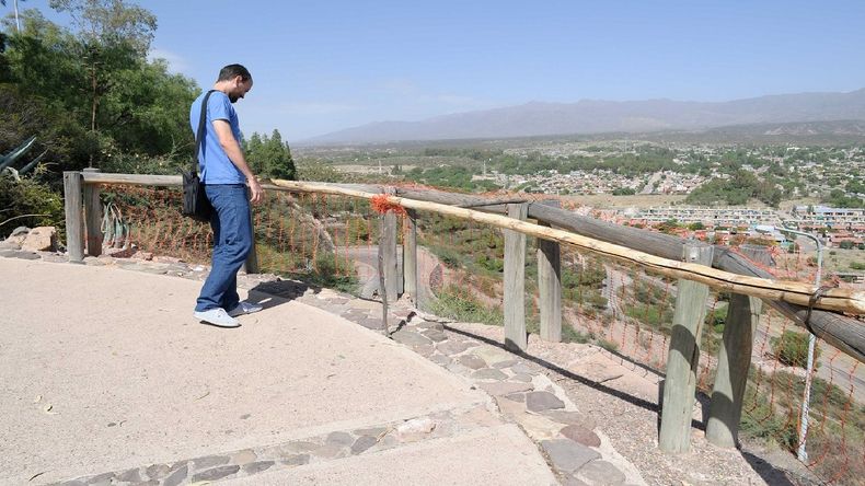 Imagen panorámica de la ciudad de Mendoza desde el Cerro de la Gloria.