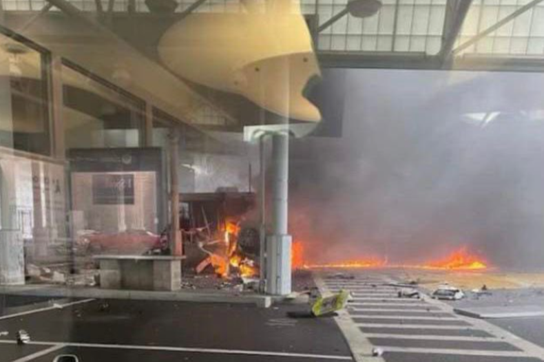 El auto explotó en un puente que conecta Nueva York y Canadá y se investiga un posible atentado terrorista