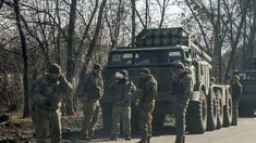Soldados ucranianos tras los ataques de Rusia.