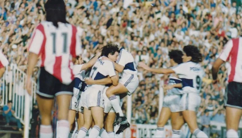 El festejo del gol de José Perdomo que causó un terremoto en La Plata.