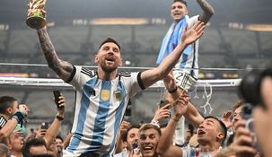 Messi levantó la copa en Qatar. Messi levantó la copa en Qatar.