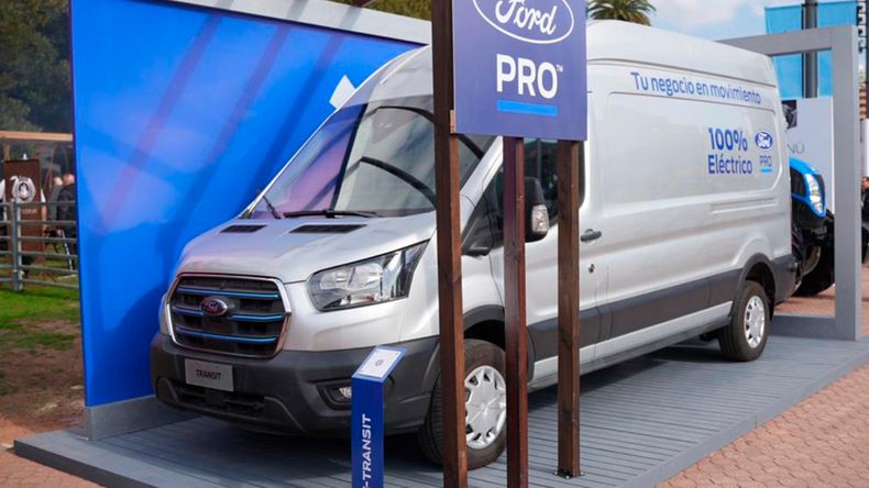 La marca exhibe la Transit 100% eléctrica que lanzará este año.