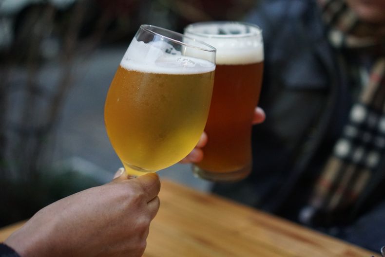 El bar ofrece 14 canillas de cerveza artesanal de los productores más premiados.