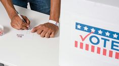 El partido Demócrata debe celebrar una reunión de su convención en agosto. El partido Demócrata debe celebrar una reunión de su convención en agosto.