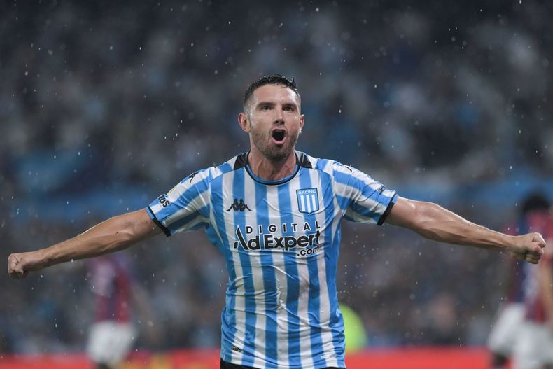 Racing goleó 4-1 a San Lorenzo con una actuación espectacular de Maravilla Martínez, con triplete y pase gol.