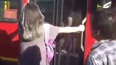 Una joven se colgó de un colectivo, porque el chofer no le abrió la puerta. Una joven se colgó de un colectivo, porque el chofer no le abrió la puerta.