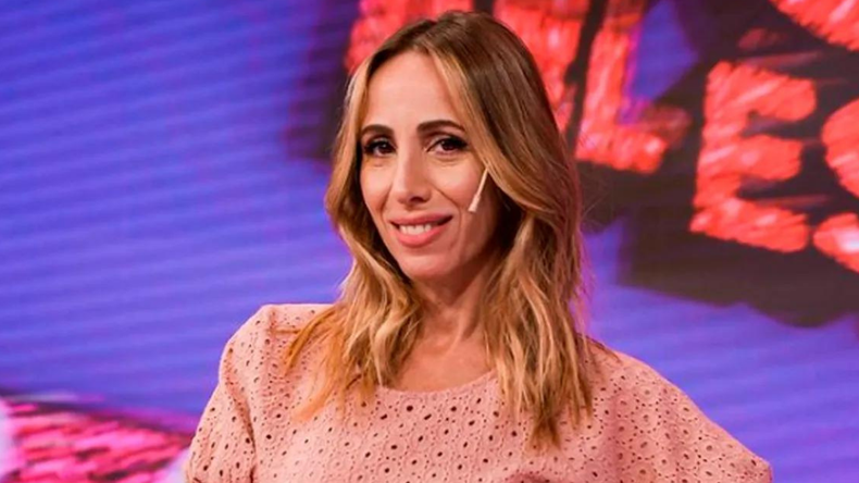 La periodista se rió del blooper en cámara.