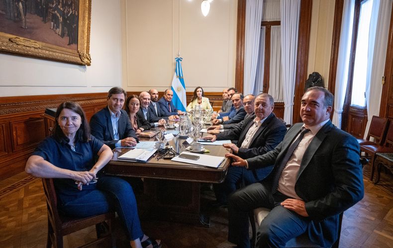 Guillermo Francos y Victoria Villarruel encabezaron una reunión con senadores dialoguistas.