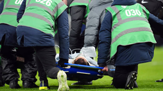 Bentancur fue retirado en camilla. Bentancur fue retirado en camilla.