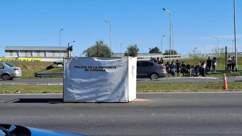 Peritos investigan el accidente fatal ocurrido en la Circunvalación de Córdoba.